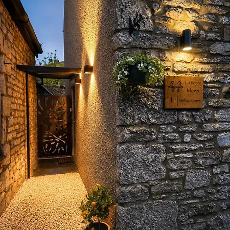 Muddy Boots-la Petite Mews *